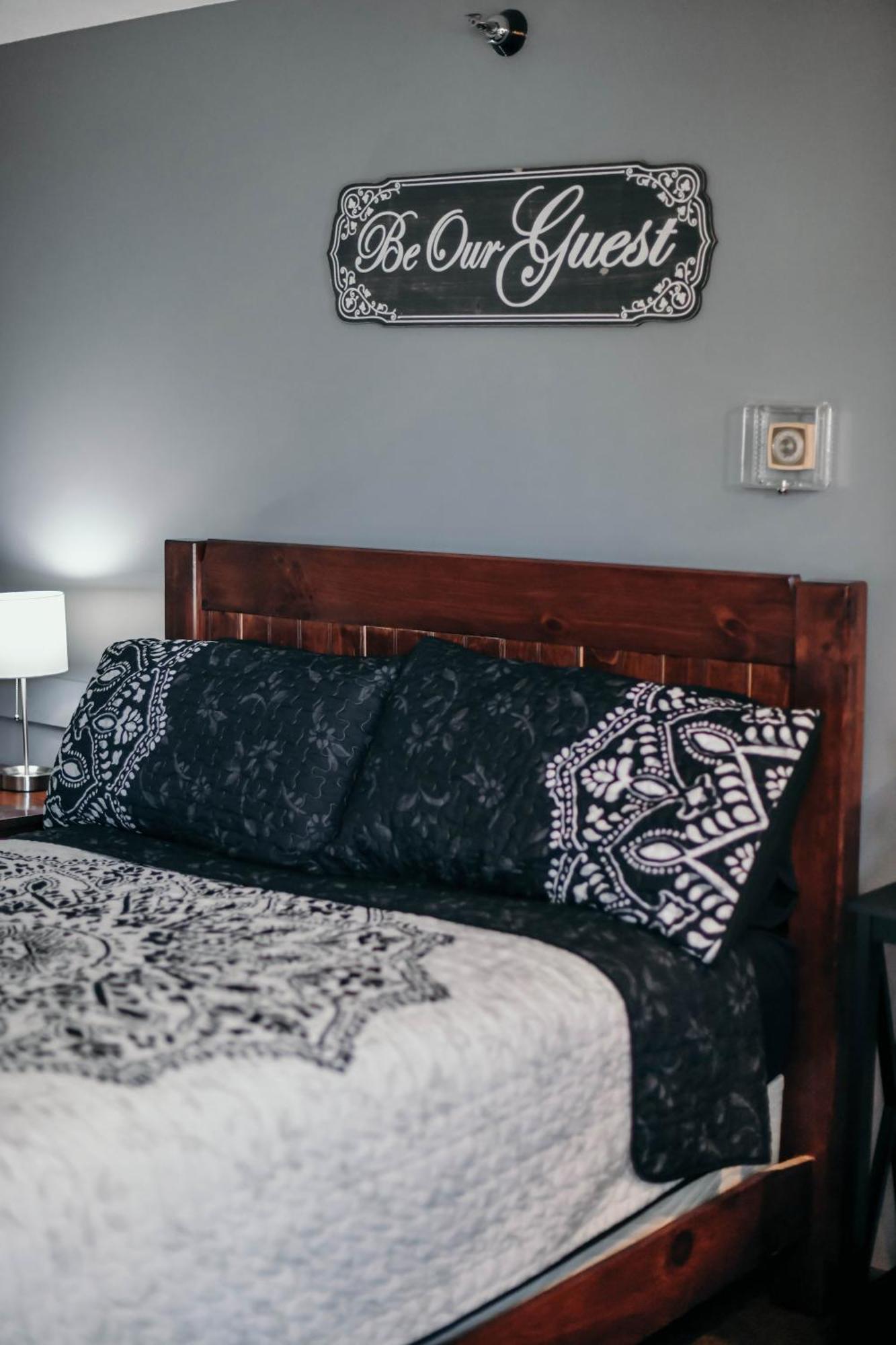 Briarwood Motor Inn Lincoln Room photo